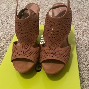 Never worn brand new, it’s a size 7 but fits like a 6.5